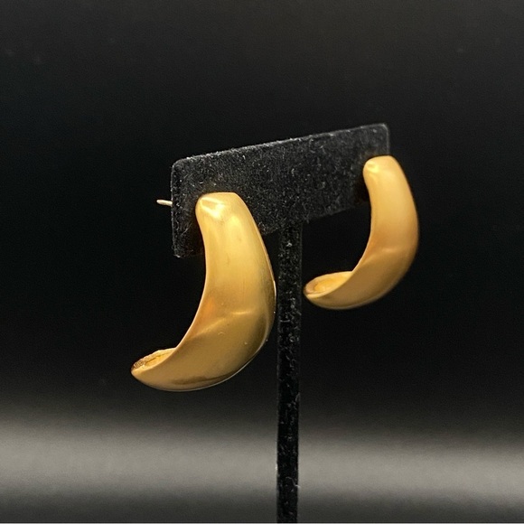 AK Signed Retro 80s Glam Statement Earrings in Brushed Gold Tone - Pierced - Picture 8 of 11